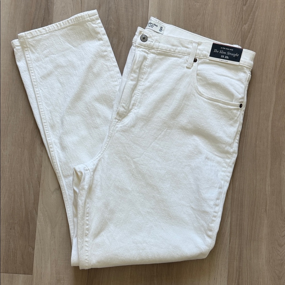 A&F - Plus Size Curve Love Ultra High Rise Slim Straight Jean
